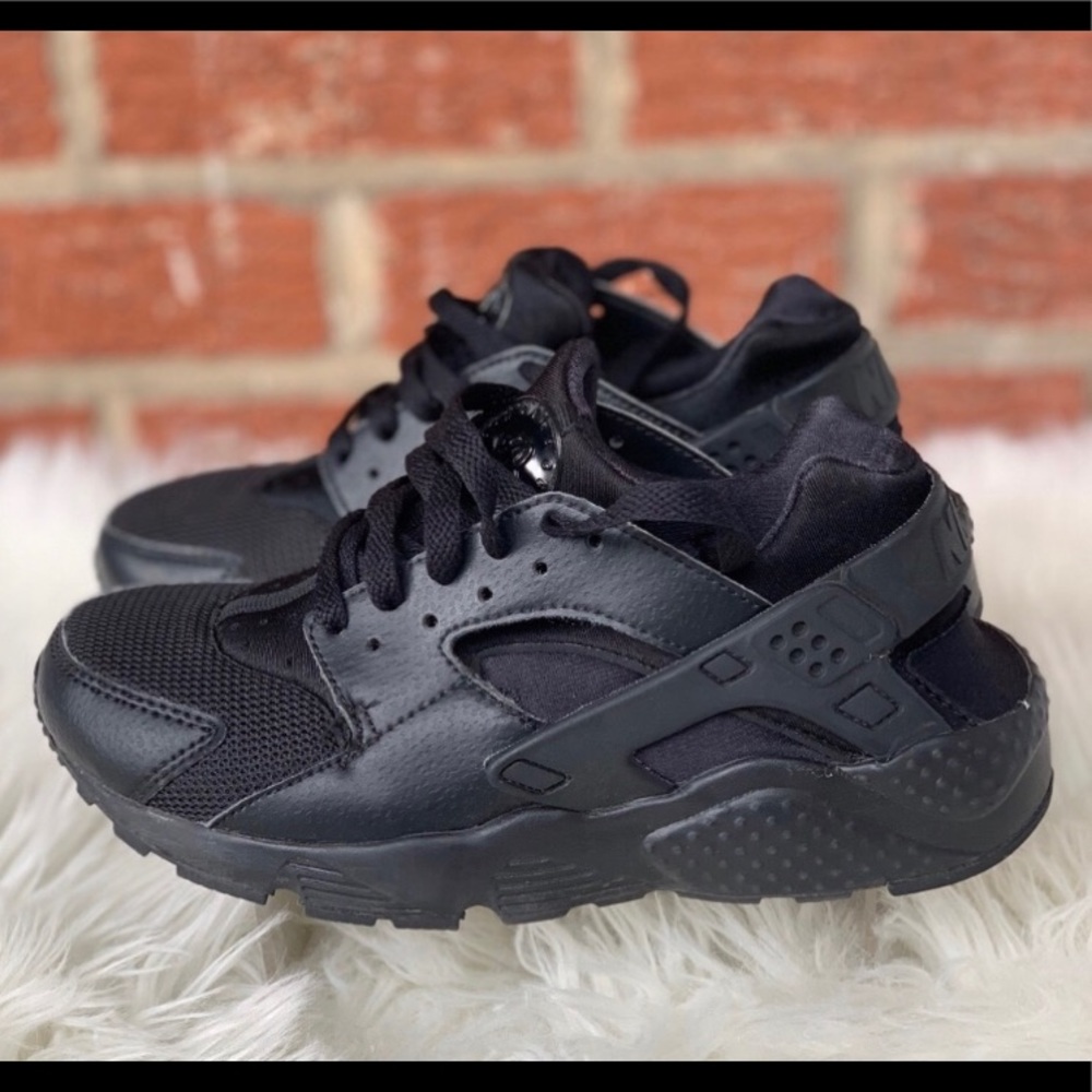 All black Nike Air huarache sz 4.5y